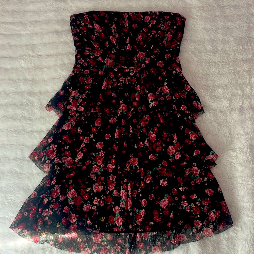 Mini dress, soft and strapless super cute.